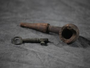 Pipe, wood of African origin, rare briar from which it is carved grows in Algeria and Morocco and Key.